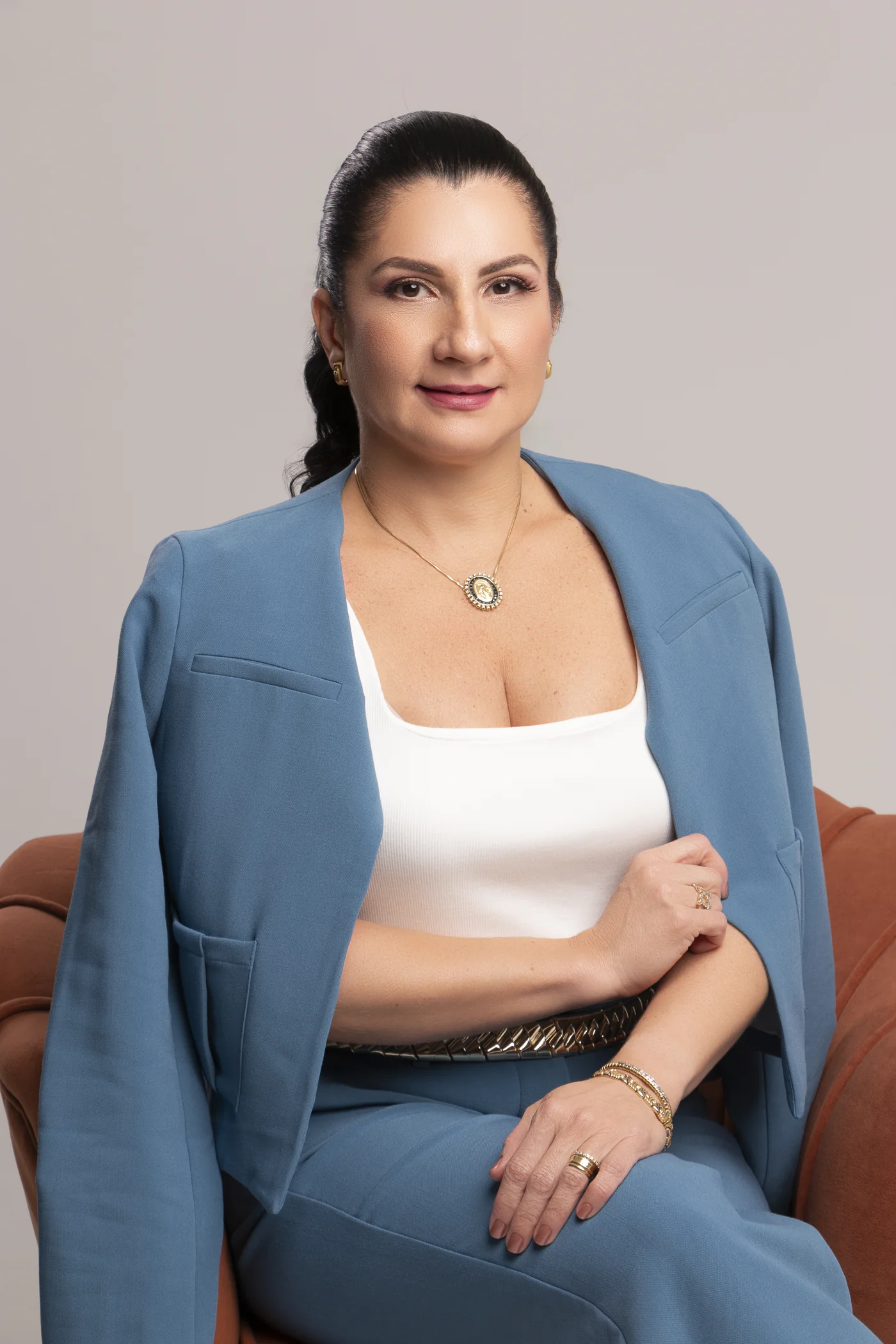 Dra. Denise com blazer azul em retrato profissional