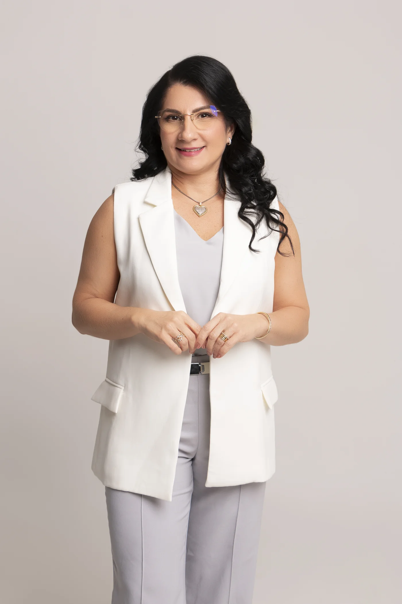 Dra. Denise Menezes sorrindo, com roupa branca